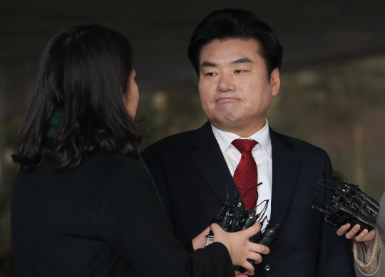 질문에 답하는 원유철      (서울=연합뉴스) 류효림 기자 = 뇌물수수 혐의 등으로 1심에서 징역 10월에 벌금 90만원을 선고받은 자유한국당 원유철 의원이 14일 오전 서울 양천구 남부지법을 나서며 취재진 질문에 답하고 있다. 2020.1.14      ryousanta@yna.co.kr  (끝)